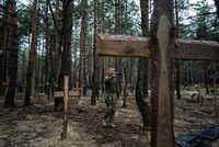 Hrůzný nález v osvobozeném Izjumu: V lese našli pohřebiště se 440 těly, na místo míří OSN