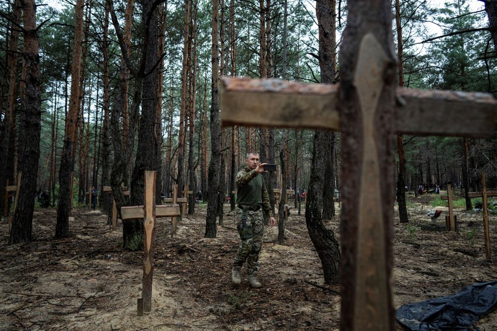 V Izjumu se po odchodu ruských vojáků našlo provizorní pohřebiště s 440 těly.