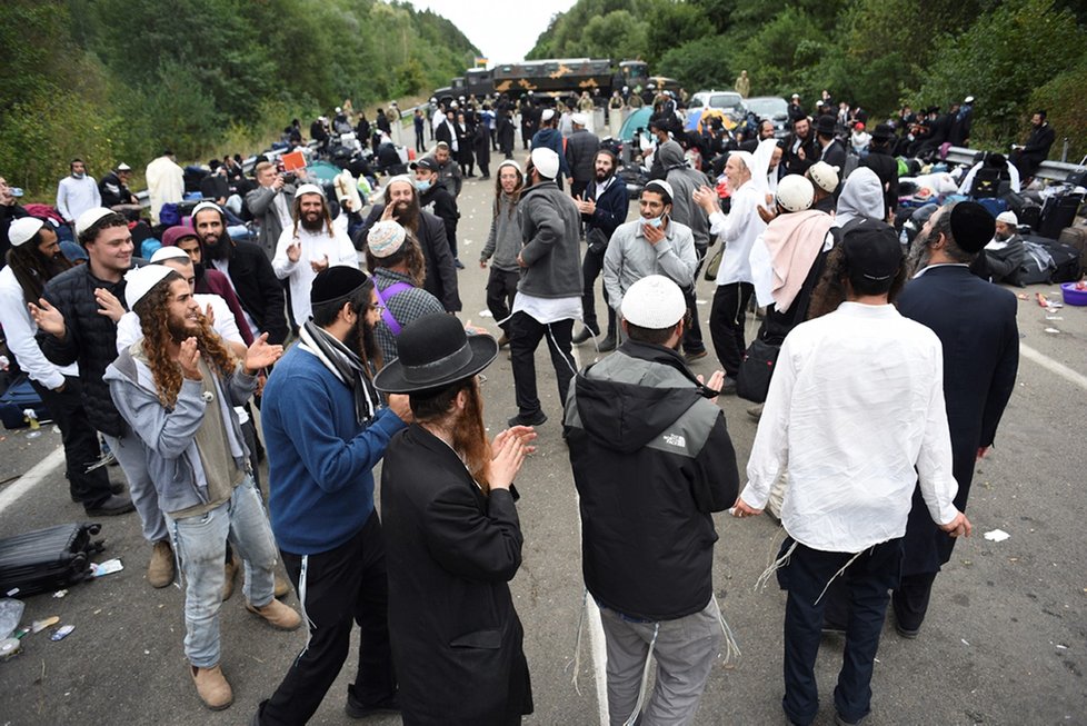 Židovští poutníci se začínají vracet od ukrajinských hranic. (17. 9. 2020)