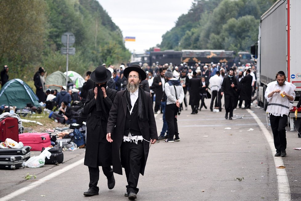 Židovští poutníci se začínají vracet od ukrajinských hranic. (17. 9. 2020)