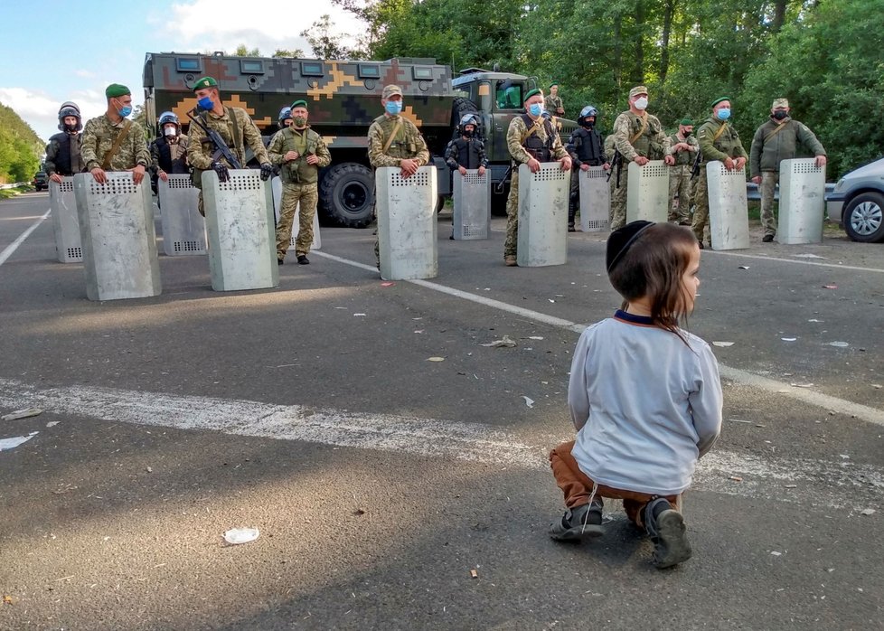 Židovští poutníci se začínají vracet od ukrajinských hranic. (17. 9. 2020)