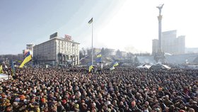 Na kyjevské náměstí Nezávislosti, zvané Majdan, proudily v pátek davy lidí, které čekaly, zda krveprolití skončí.