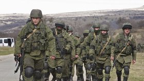 Ruské jednotky obléhají Krym.