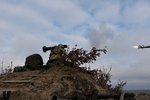 Ukrajinský voják vypaluje protitankovou střelu Javelin.