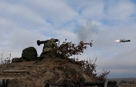Střely Javelin i bezpilotní letouny: Jak fungují zbraně, kterými Ukrajina odráží útok?