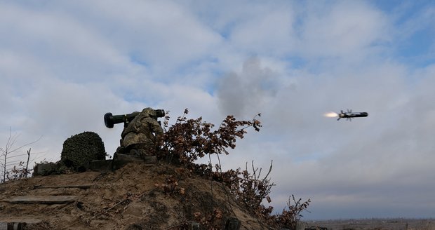 Ukrajinci ruské tanky ničí „oštěpy“. Střely Javelin útočí jako jestřáby, doletí až 4 kilometry