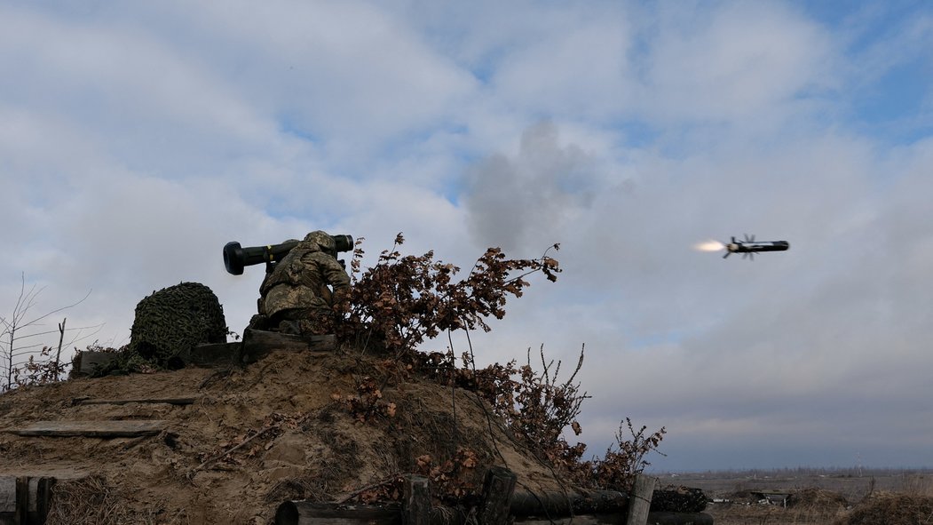 Zbrojařům se hrnů zakázky, bude však těžké je rychle realizovat. Ukrajinský voják vypaluje protitankovou střelu Javelin.
