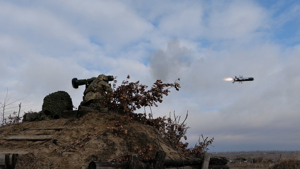 Ukrajinský voják vypaluje protitankovou střelu Javelin.