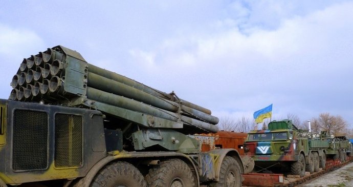 Kyjev prý na jih Ukrajiny stahuje raketomety a další zbraně.