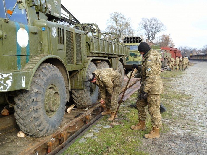 Kyjev prý na jih Ukrajiny stahuje raketomety a další zbraně.