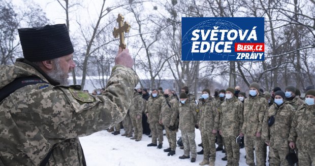 Faráři a imámové navlékají uniformy. Ukrajinská armáda kvůli hrozící invazi povolává i kněží