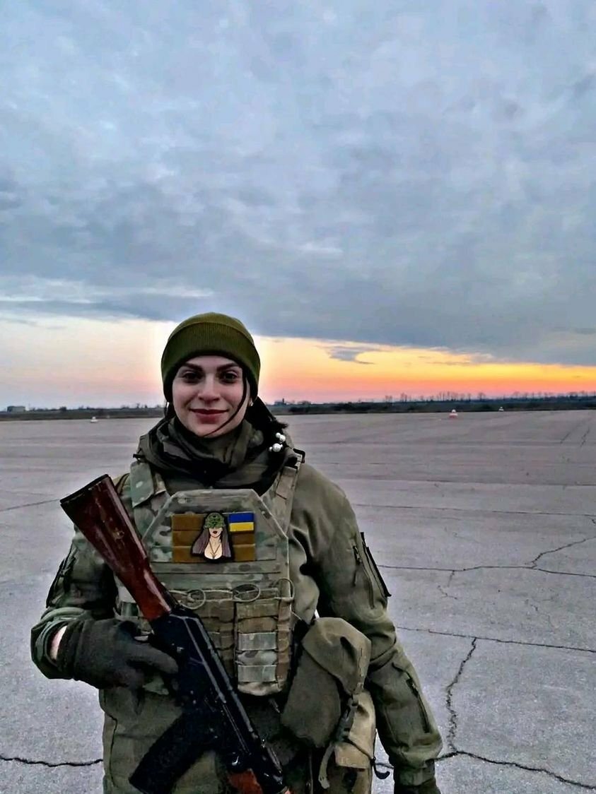 Při obraně Ukrajiny před ruskými okupanty zemřela 22. května sympatická vojačka Káťa.