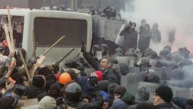 Opoziční vůdce Vitalij Kličko se snažil uklidnit davy policistů a demonstrantů.
