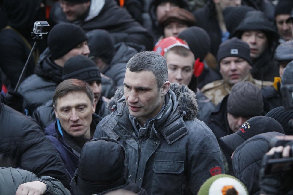 Opoziční vůdce Vitalij Kličko se snažil uklidnit davy policistů a demonstrantů.