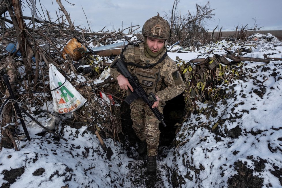 Ukrajinský voják zahajuje útok dronem u Kliščijivky.
