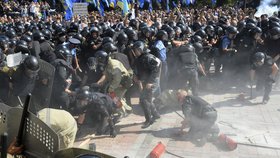 Hlasování o ústavní reformě skončilo tragicky, mezi policisty hodili radikálové granát.