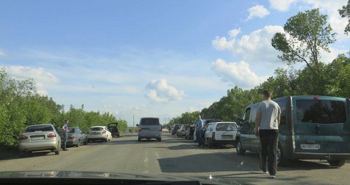 Fronta na hranicích mezi ukrajinskou a ruskou částí země. Lidé jezdí za příbuznými, na nákupy i pro důchod.