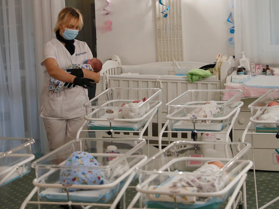 Rodiče si na Ukrajinu kvůli zavření hranic nemůžou pro své děti, které jim porodily náhradní matky.