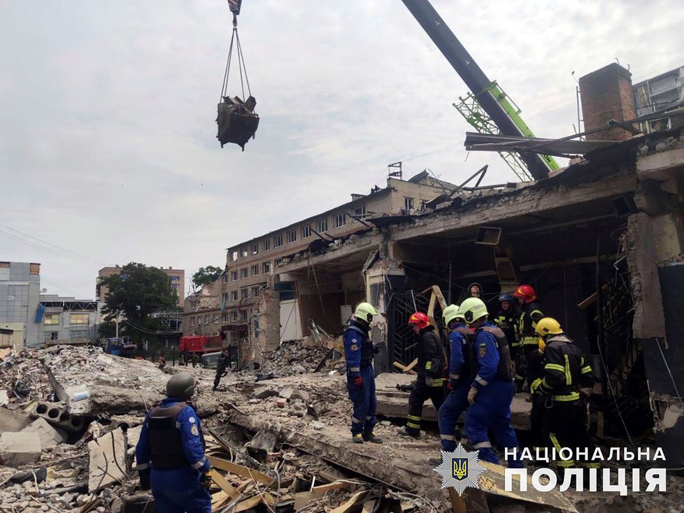 Následky ruského bombardování restaurace RIA Pizza v Kramatorsku (28. 6. 2023).