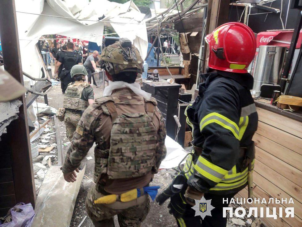 Následky ruského bombardování restaurace RIA Pizza v Kramatorsku (28. 6. 2023).