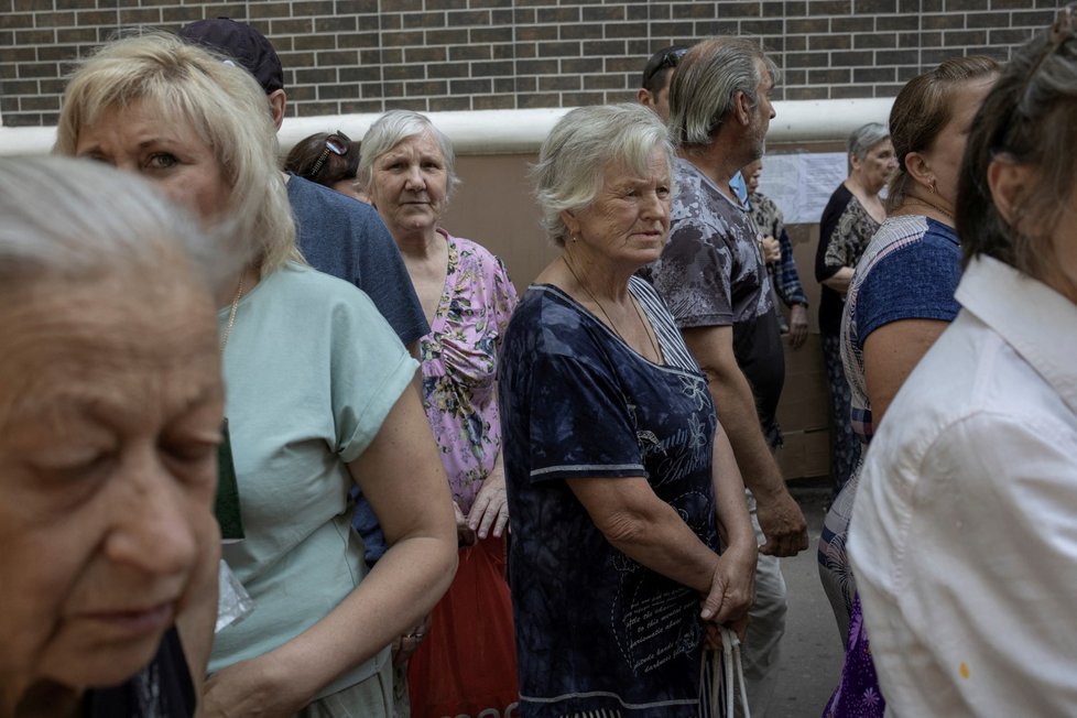 Lidé čekají na humanitární pomoc v Krematorsku (4. 7. 2022)