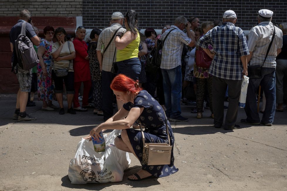 Lidé čekají na humanitární pomoc v Krematorsku (4. 7. 2022)