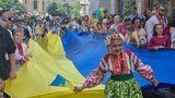 Centrem Prahy se nesly ukrajinské vlajky: „Děkujeme Česko,“ burácel průvod v tradičních krojích