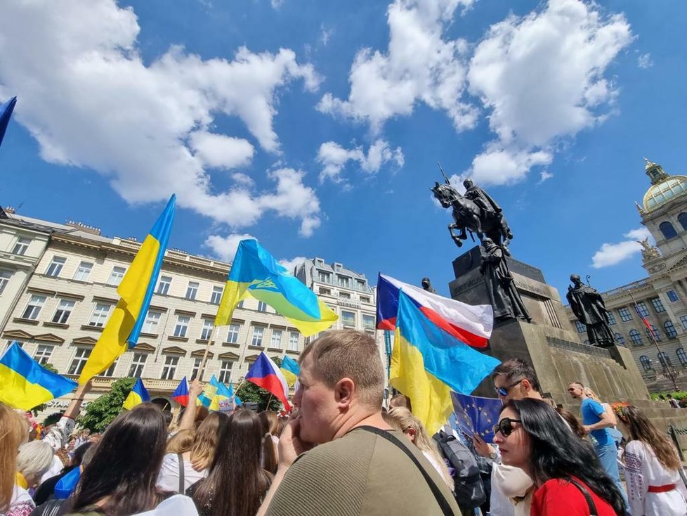 V centru Prahy se o víkendu konal slavnostní průvod ukrajinských občanů. Do ulic vyšlo tisíce lidí oblečených v národních ukrajinských šatech a krojích. (22. květen 2022)