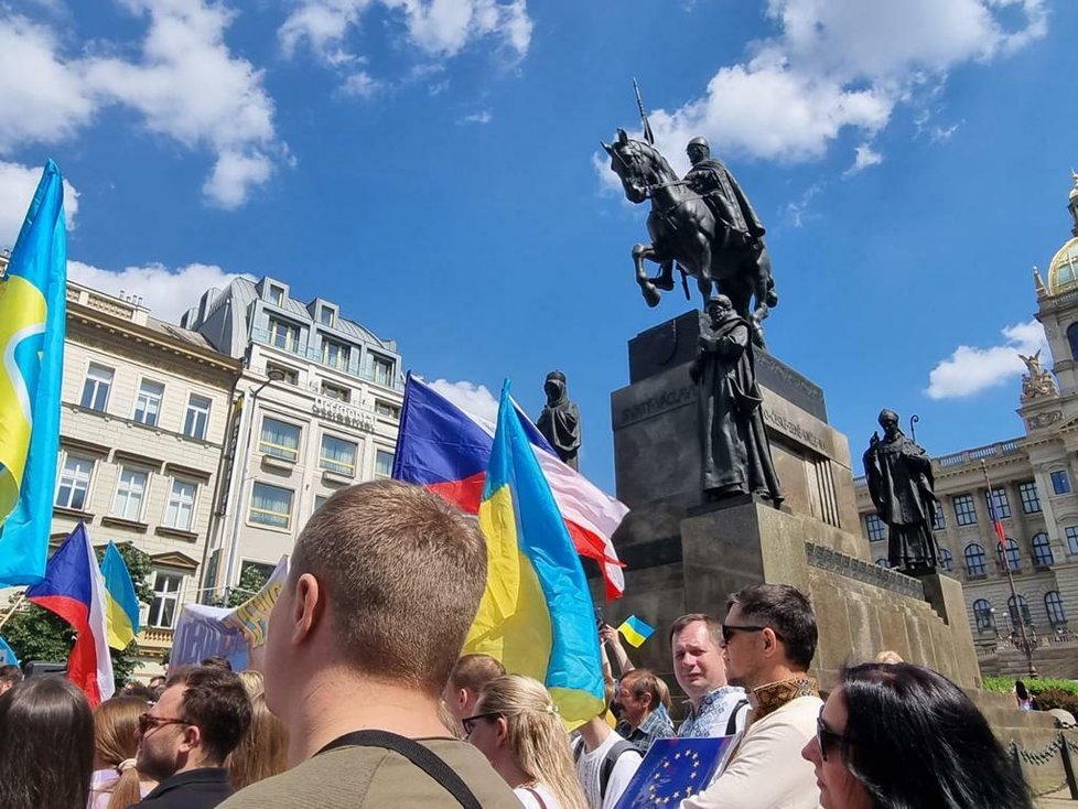 V centru Prahy se o víkendu konal slavnostní průvod ukrajinských občanů. Do ulic vyšlo tisíce lidí oblečených v národních ukrajinských šatech a krojích. (22. květen 2022)