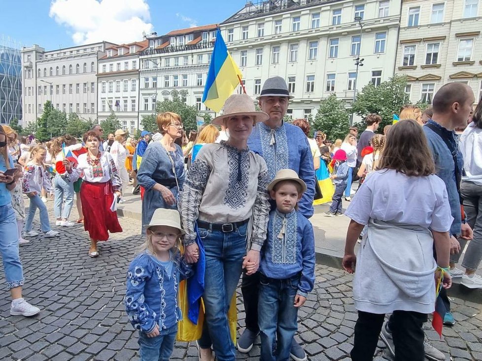 V centru Prahy se o víkendu konal slavnostní průvod ukrajinských občanů. Do ulic vyšlo tisíce lidí oblečených v národních ukrajinských šatech a krojích. (22. květen 2022)