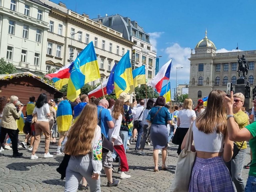 V centru Prahy se o víkendu konal slavnostní průvod ukrajinských občanů. Do ulic vyšlo tisíce lidí oblečených v národních ukrajinských šatech a krojích. (22. květen 2022)