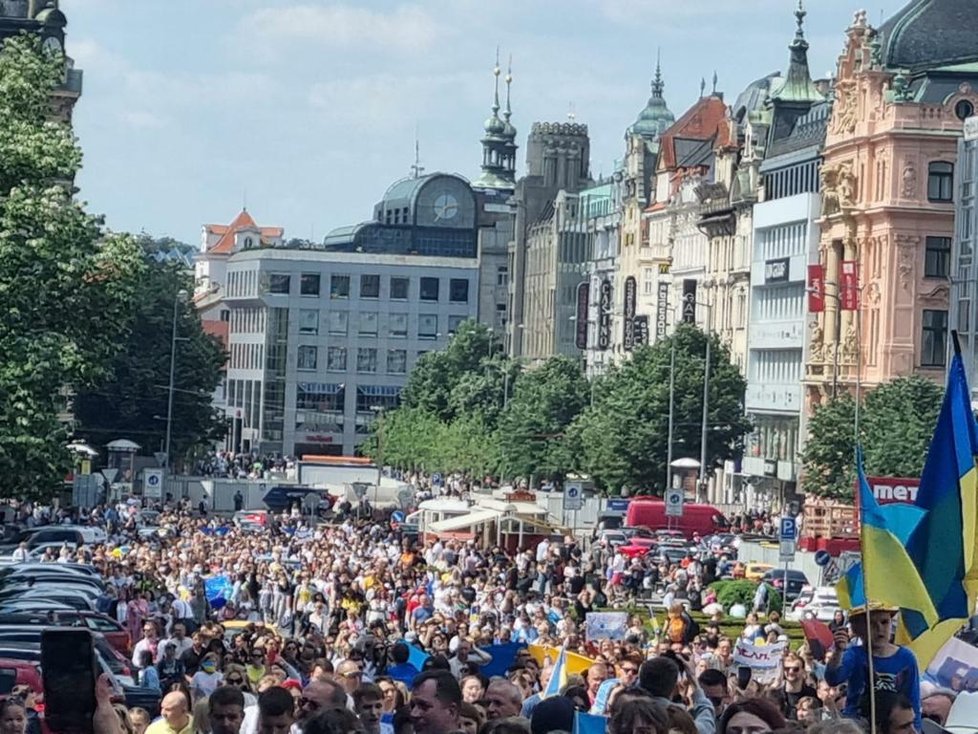 V centru Prahy se o víkendu konal slavnostní průvod ukrajinských občanů. Do ulic vyšlo tisíce lidí oblečených v národních ukrajinských šatech a krojích. (22. květen 2022)