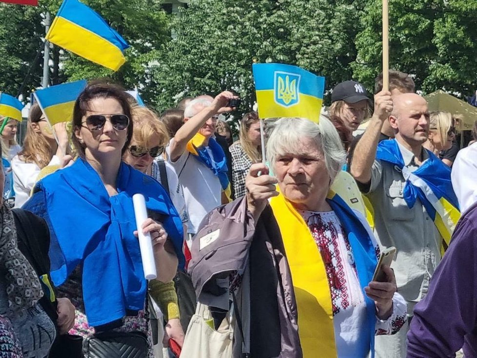 V centru Prahy se o víkendu konal slavnostní průvod ukrajinských občanů. Do ulic vyšlo tisíce lidí oblečených v národních ukrajinských šatech a krojích. (22. květen 2022)