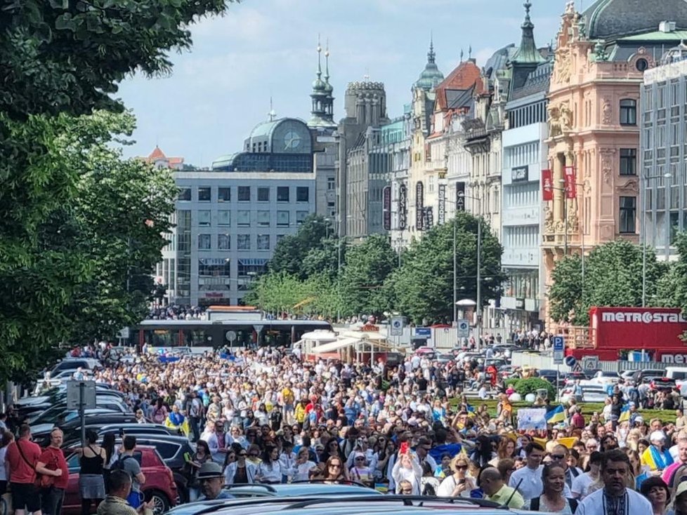 V centru Prahy se o víkendu konal slavnostní průvod ukrajinských občanů. Do ulic vyšlo tisíce lidí oblečených v národních ukrajinských šatech a krojích. (22. květen 2022)