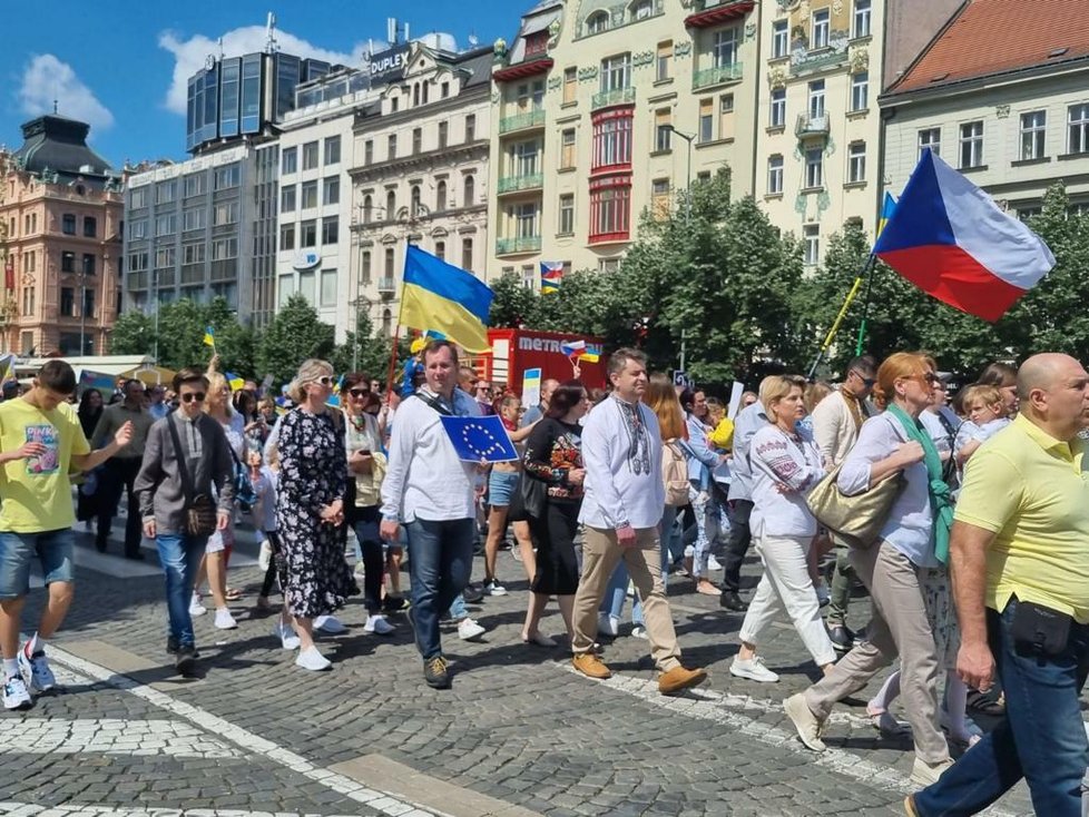 V centru Prahy se o víkendu konal slavnostní průvod ukrajinských občanů. Do ulic vyšlo tisíce lidí oblečených v národních ukrajinských šatech a krojích. (22. květen 2022)