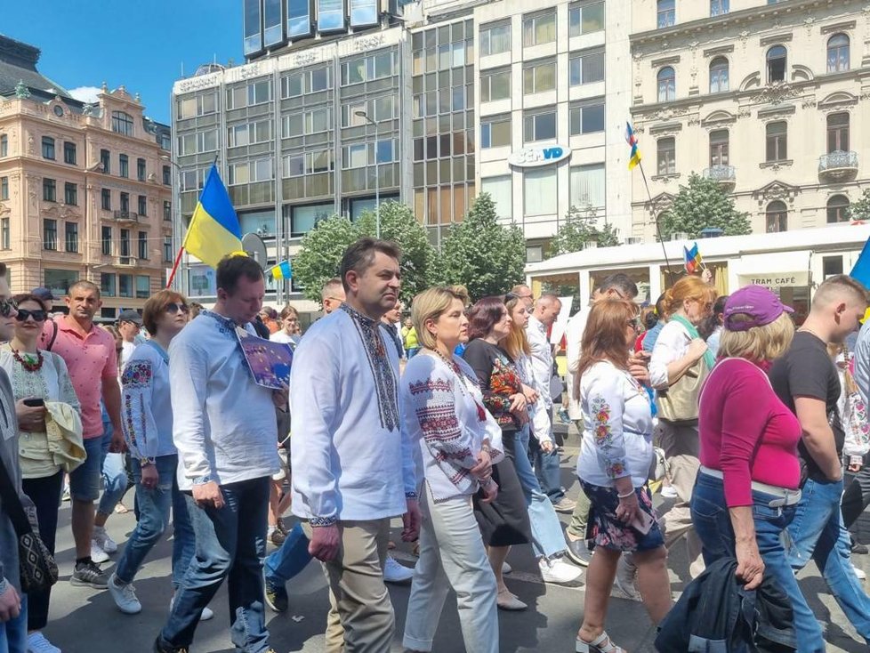 V centru Prahy se o víkendu konal slavnostní průvod ukrajinských občanů. Do ulic vyšlo tisíce lidí oblečených v národních ukrajinských šatech a krojích. (22. květen 2022)