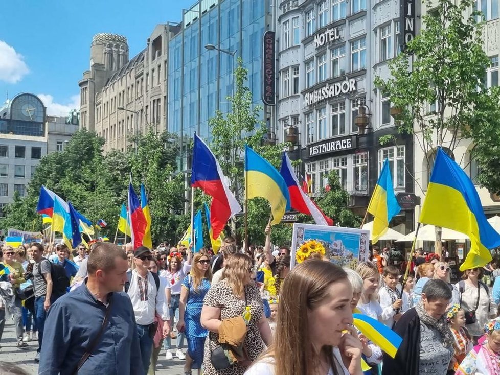 V centru Prahy se o víkendu konal slavnostní průvod ukrajinských občanů. Do ulic vyšlo tisíce lidí oblečených v národních ukrajinských šatech a krojích. (22. květen 2022)