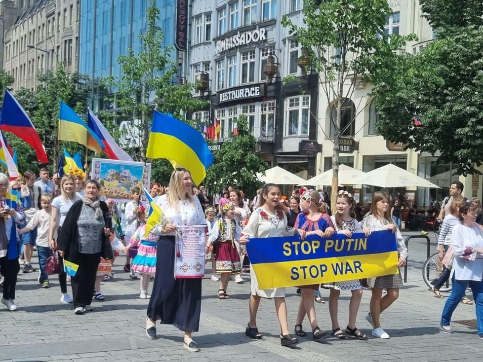 V centru Prahy se o víkendu konal slavnostní průvod ukrajinských občanů. Do ulic vyšlo tisíce lidí oblečených v národních ukrajinských šatech a krojích. (22. květen 2022)