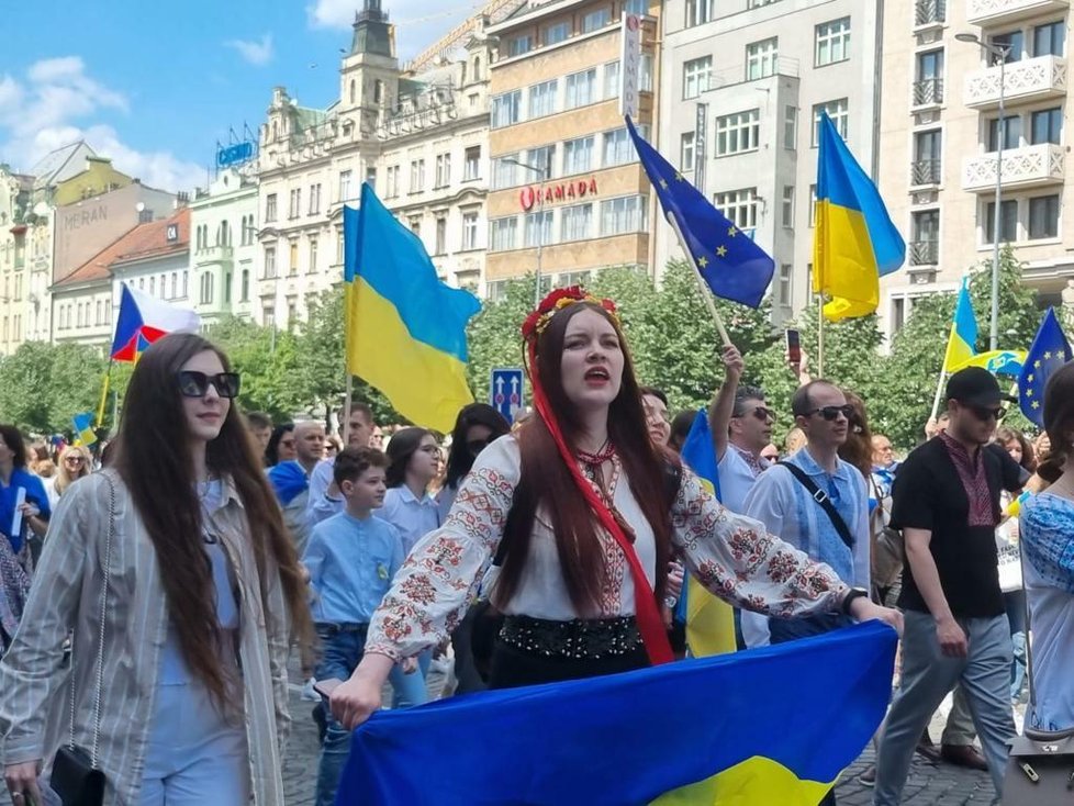 V centru Prahy se o víkendu konal slavnostní průvod ukrajinských občanů. Do ulic vyšlo tisíce lidí oblečených v národních ukrajinských šatech a krojích. (22. květen 2022)