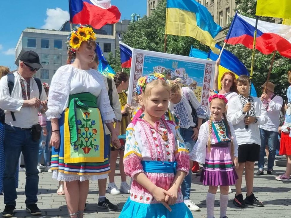 V centru Prahy se o víkendu konal slavnostní průvod ukrajinských občanů. Do ulic vyšlo tisíce lidí oblečených v národních ukrajinských šatech a krojích. (22. květen 2022)