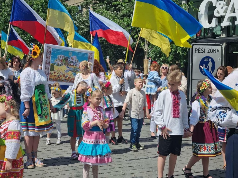 V centru Prahy se o víkendu konal slavnostní průvod ukrajinských občanů. Do ulic vyšlo tisíce lidí oblečených v národních ukrajinských šatech a krojích. (22. květen 2022)