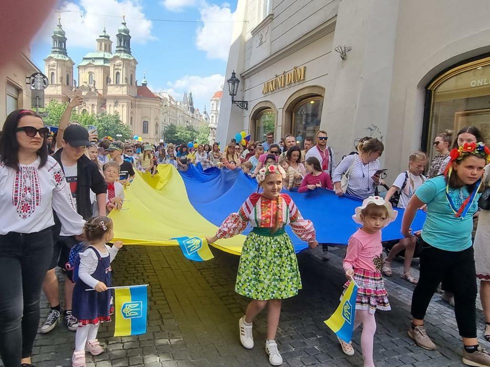 V centru Prahy se o víkendu konal slavnostní průvod ukrajinských občanů. Do ulic vyšlo tisíce lidí oblečených v národních ukrajinských šatech a krojích. (22. květen 2022)