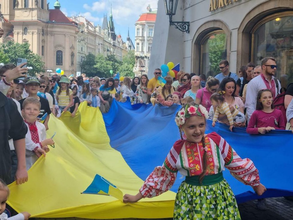 V centru Prahy se o víkendu konal slavnostní průvod ukrajinských občanů. Do ulic vyšlo tisíce lidí oblečených v národních ukrajinských šatech a krojích. (22. květen 2022)