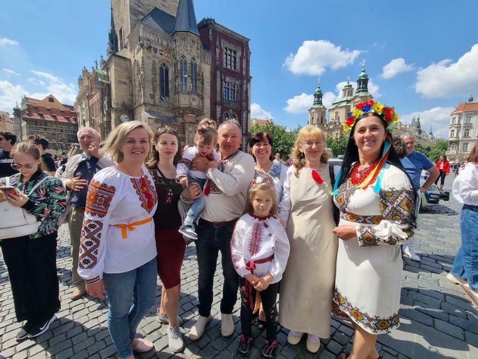 V centru Prahy se o víkendu konal slavnostní průvod ukrajinských občanů. Do ulic vyšlo tisíce lidí oblečených v národních ukrajinských šatech a krojích. (22. květen 2022)