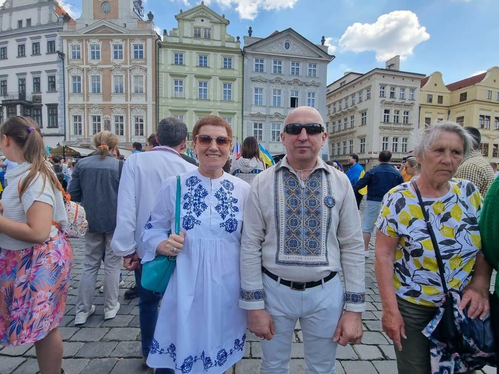 V centru Prahy se o víkendu konal slavnostní průvod ukrajinských občanů. Do ulic vyšlo tisíce lidí oblečených v národních ukrajinských šatech a krojích. (22. květen 2022)