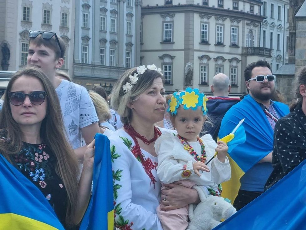 V centru Prahy se o víkendu konal slavnostní průvod ukrajinských občanů. Do ulic vyšlo tisíce lidí oblečených v národních ukrajinských šatech a krojích. (22. květen 2022)