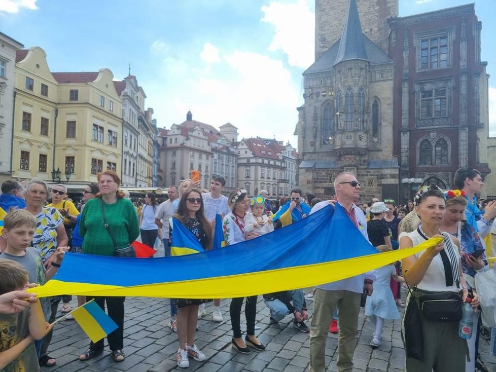 V centru Prahy se o víkendu konal slavnostní průvod ukrajinských občanů. Do ulic vyšlo tisíce lidí oblečených v národních ukrajinských šatech a krojích. (22. květen 2022)