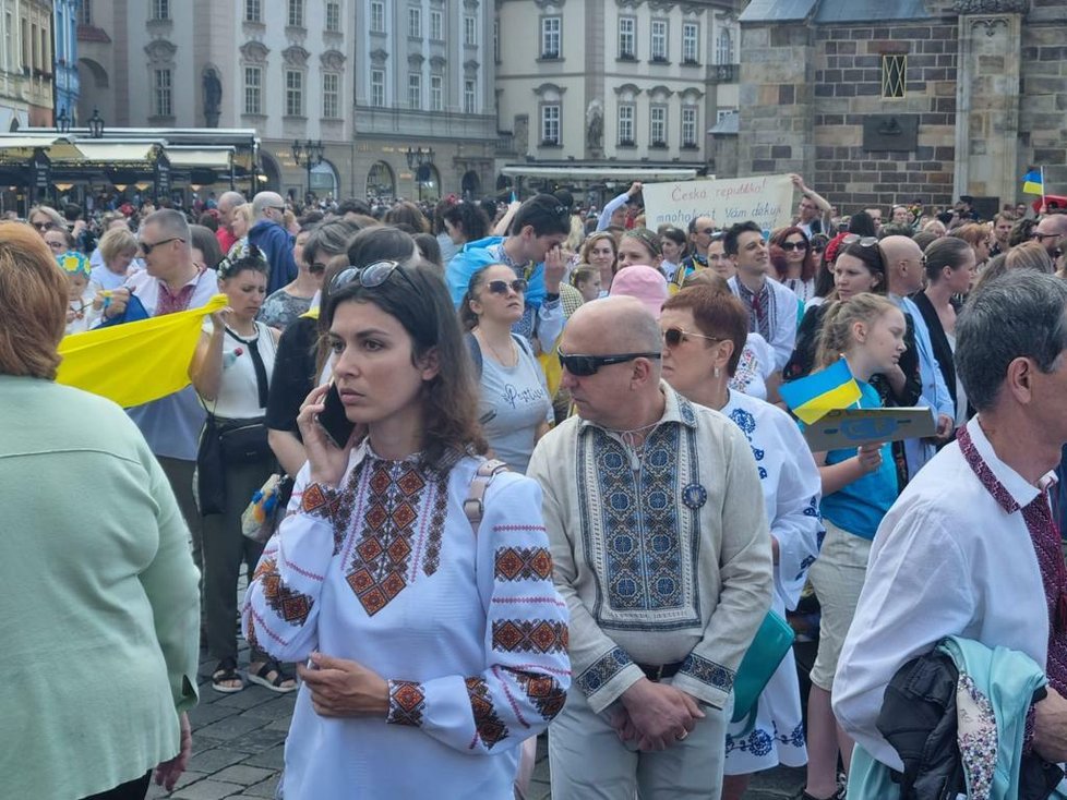 V centru Prahy se o víkendu konal slavnostní průvod ukrajinských občanů. Do ulic vyšlo tisíce lidí oblečených v národních ukrajinských šatech a krojích. (22. květen 2022)