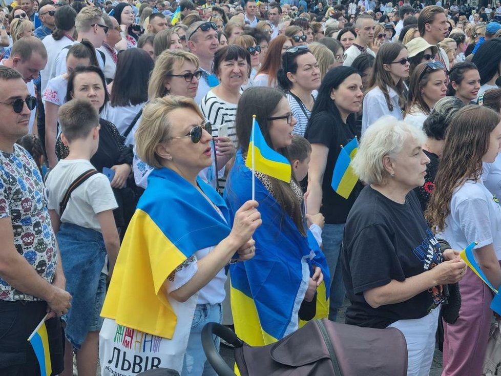 V centru Prahy se o víkendu konal slavnostní průvod ukrajinských občanů. Do ulic vyšlo tisíce lidí oblečených v národních ukrajinských šatech a krojích. (22. květen 2022)