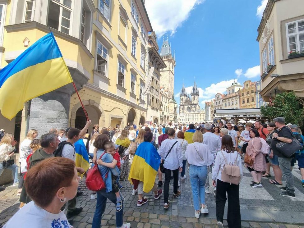 V centru Prahy se o víkendu konal slavnostní průvod ukrajinských občanů. Do ulic vyšlo tisíce lidí oblečených v národních ukrajinských šatech a krojích. (22. květen 2022)